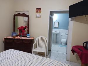 欧丘里欧蒂娜旅馆的一间卧室配有一张床,浴室设有水槽