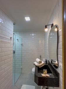 坎波斯杜若尔当杜孔迪旅馆的一间带水槽和玻璃淋浴的浴室