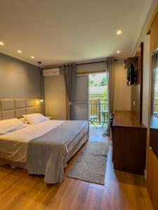 坎波斯杜若尔当杜孔迪旅馆的一间带大床的卧室和一个阳台
