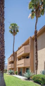 棕榈泉WorldMark Palm Springs - Plaza Resort and Spa的两棵棕榈树的建筑