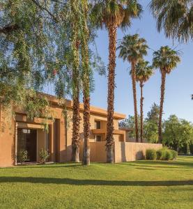 棕榈泉WorldMark Palm Springs - Plaza Resort and Spa的前面有棕榈树的房子