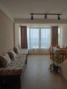 贝贾亚Appartement T2 avec terrasse et Vue mer à Béjaïa proche plage的带沙发和桌子的大客厅