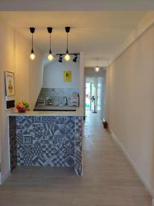贝贾亚Appartement T2 avec terrasse et Vue mer à Béjaïa proche plage的一间厨房,在房间内配有台面