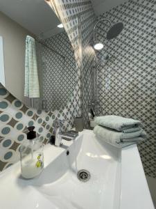 奇克拉纳－德拉弗龙特拉Casa Costa Ecologica y de Design con Piscina, Jardin y Parking的浴室设有白色水槽和镜子
