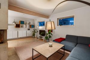 特罗姆瑟Villa Arctica的客厅配有沙发和桌子