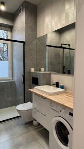 别尔斯克-比亚拉CityCenterApartments/M32/6的一间带洗衣机和卫生间的浴室