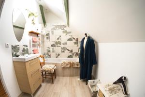 Conchy-les-PotsLa ferme du tilleul的一间带水槽、浴缸和镜子的浴室