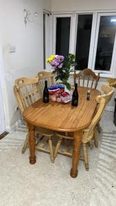 都柏林Double Room Clontarf House-3的一张木桌,上面放着两瓶鲜花