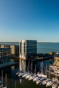 阿姆斯特丹Four Elements Hotel的一群船停靠在码头