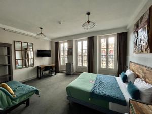 枫丹白露黎塞留巴库斯酒店的一间酒店客房,配有一张床和一台电视