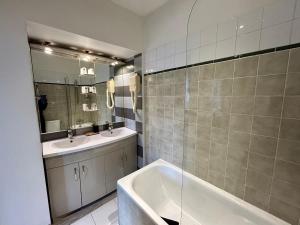 枫丹白露黎塞留巴库斯酒店的浴室设有2个水槽、浴缸和镜子