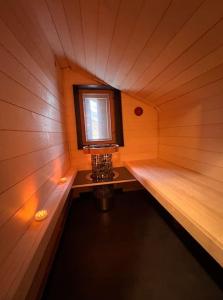 伦格里斯NEU - traumhafte Ferienwohnung mit Bergblick的小房间,设有小窗户,位于桑拿浴室内