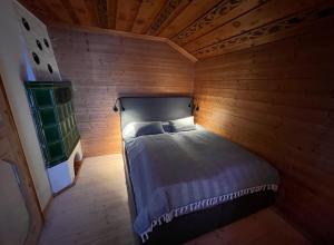 伦格里斯NEU - traumhafte Ferienwohnung mit Bergblick的一间小卧室,配有一张位于木制房间内的床