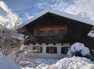 伦格里斯NEU - traumhafte Ferienwohnung mit Bergblick的雪覆盖的房子
