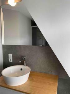 凯图姆Kleine gemütliche Haushälfte的木制柜台上带白色水槽的浴室