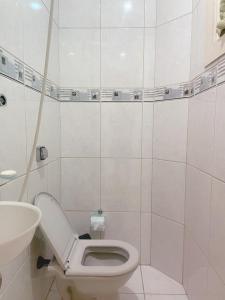 瓜鲁雅Blue Hale的白色的浴室设有卫生间和水槽。