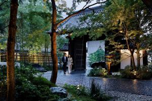 京都HOTEL THE MITSUI KYOTO, a Luxury Collection Hotel & Spa的走进建筑物的男女