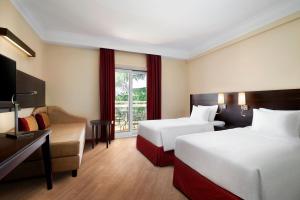 罗马罗马中心公园万豪酒店的酒店客房,设有两张床和一张沙发