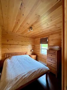 Mont-LouisL’Asile de l’Anse-Pleureuse的小木屋内一间卧室,配有一张床