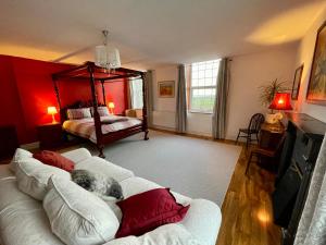 Spacious 3 bedroom garden apartment in Snowdonia National Park的客厅配有沙发和1张床