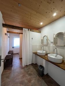 普鲁滕托特贝克霍夫旅馆的一间带两个盥洗盆和木制天花板的浴室