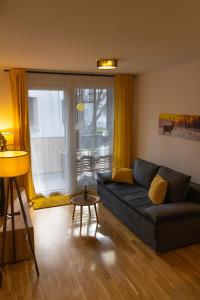 维也纳Danube City Lodge, uptown, A/C的带沙发和大窗户的客厅