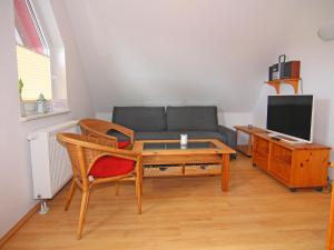 特拉森海德Apartment house, Trassenheide的客厅配有沙发和桌子