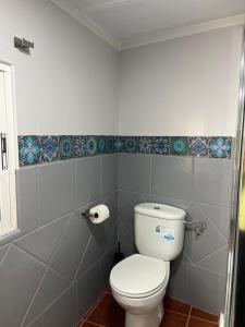 米哈斯ALMAFUERTE的浴室设有白色卫生间和蓝色瓷砖。