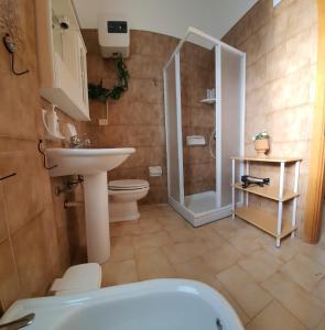 阿雷内拉Villa La Sosta - 150m dal mare - Patio Privato e Areal Relax的浴室配有卫生间、盥洗盆和淋浴。