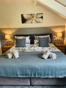 凯西克Rivendell Guest House的一间卧室配有一张大床和两个枕头