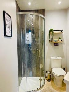 凯西克Rivendell Guest House的带淋浴的浴室和卫生间
