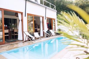 Praia de SantiagoNai的一座带游泳池和两把躺椅的房子