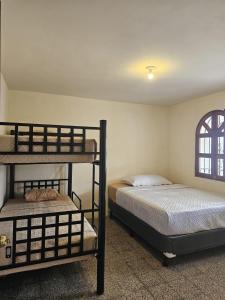 危地马拉安地瓜Blue Moon Hostel的一间卧室设有两张双层床和一扇窗户。
