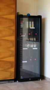 大梅杰尔Néró Apartman的黑色冰箱里装有许多饮料
