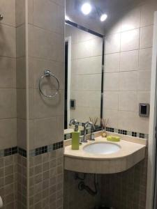 罗萨里奥Hostal del Sol - Fisherton的一间带水槽和镜子的浴室