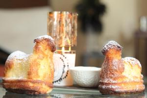 米泰尔贝尔甘LA TOUR des fées-spa的两个甜甜圈,上面有糖粉,坐在桌子上