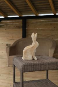 米泰尔贝尔甘LA TOUR des fées-spa的坐在椅子上的兔子木雕