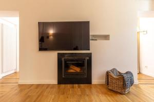 斯培西亚Cavallotti 22的客厅设有壁炉,墙上配有电视