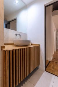 斯培西亚Cavallotti 22的木制柜台上带水槽的浴室