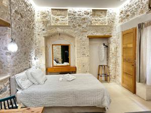 罗希姆诺芭芭拉一室公寓的一间卧室设有一张床和石墙