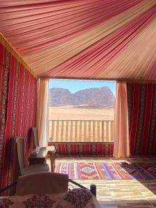 瓦迪拉姆Glamp Camp Wadi Rum的享有沙漠景色的客厅