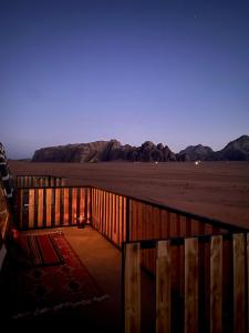 瓦迪拉姆Glamp Camp Wadi Rum的沙漠中间的木栅