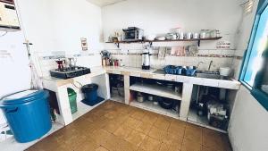 杰里科Parcerito's Hostel的厨房配有水槽和台面