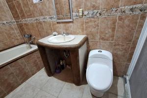 库奥特拉莫雷洛斯Casa Completa con Alberca, Sola, 3 habitaciones AC, Atras del Balneario Agua Hedionda totalmente Privada的浴室配有白色卫生间和盥洗盆。