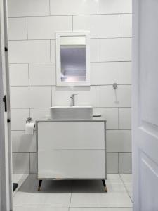 开普敦G’s Self Catering Apartments的白色的浴室设有水槽和镜子