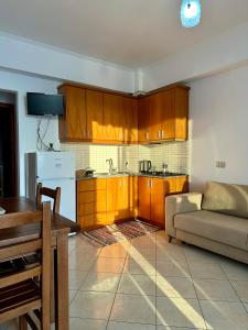 希马拉Fane's Apartments的一个带木制橱柜的厨房和一个沙发