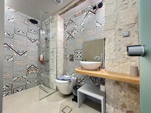 罗希姆诺芭芭拉一室公寓的一间带水槽和卫生间的浴室