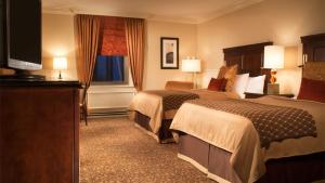 匹兹堡全威廉佩恩酒店的酒店客房设有两张床和一台平面电视。