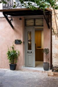 干尼亚Porto Vecchio的两棵盆栽植物的房子的前门