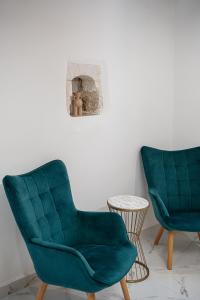 干尼亚Porto Vecchio的两张绿色椅子和一张桌子